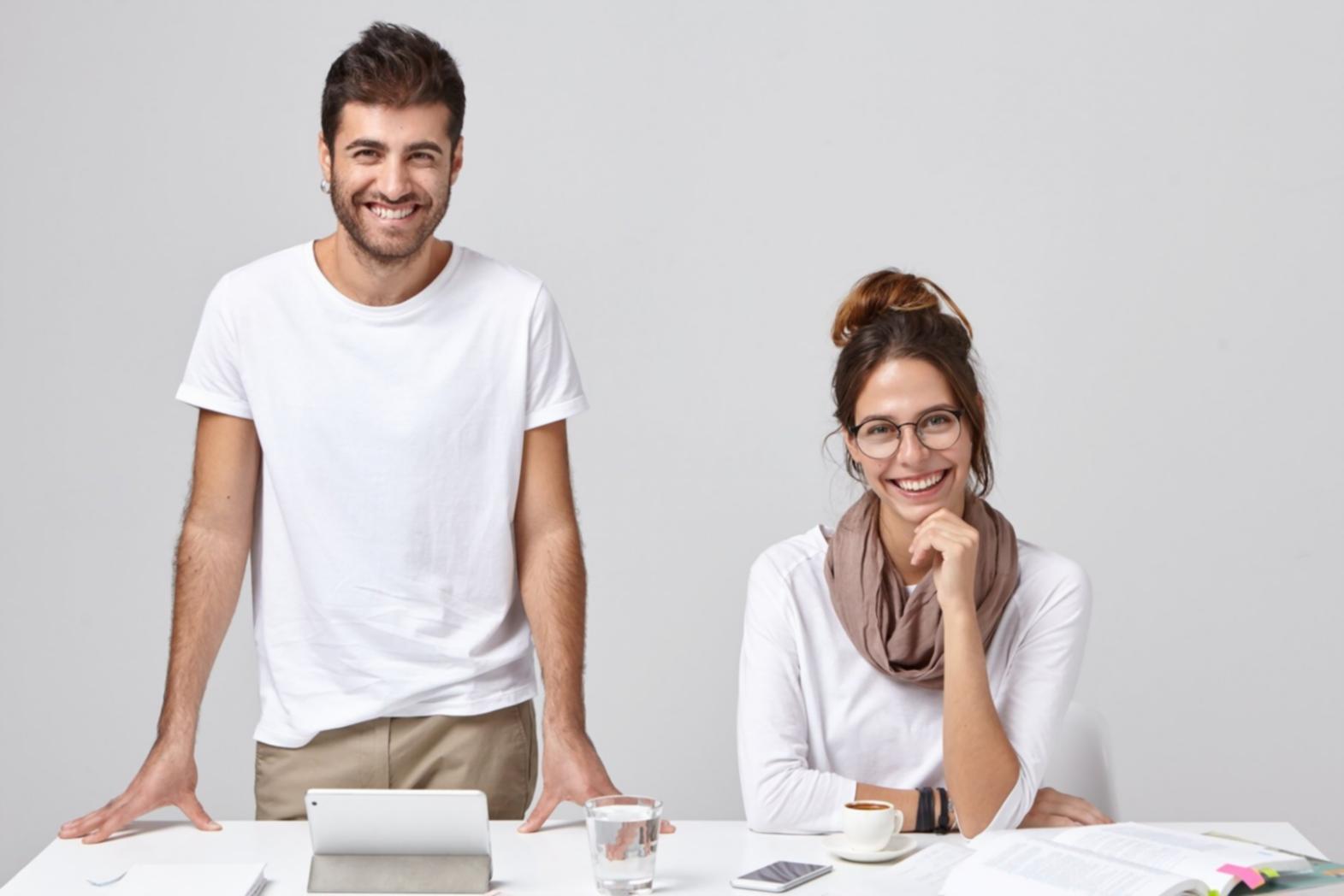 Groupe de participants échangeant sur leurs expériences financières lors d'un atelier
