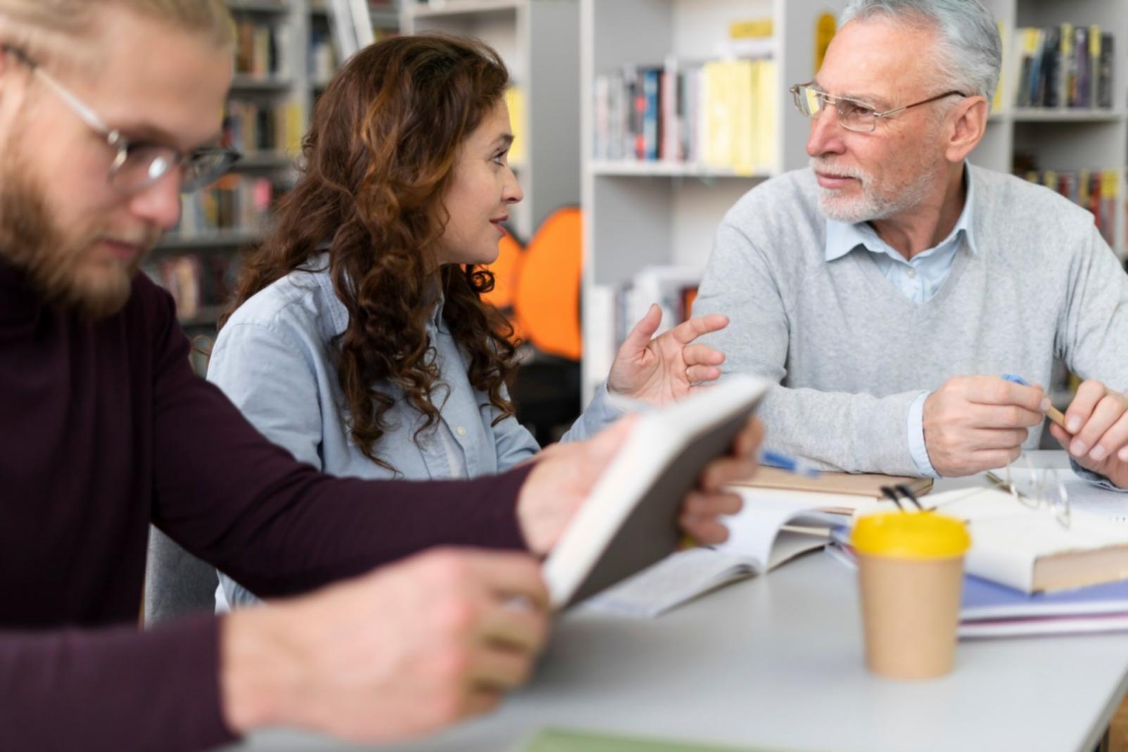 Famille travaillant ensemble sur la planification financière