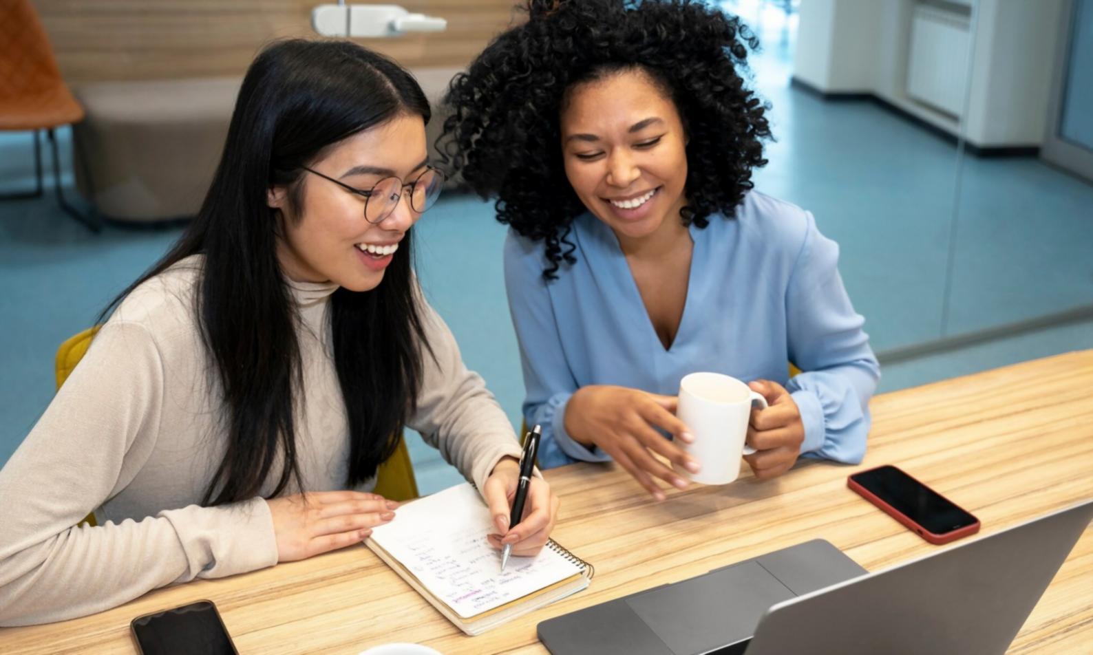 Famille travaillant ensemble sur leur budget mensuel avec des documents et un ordinateur